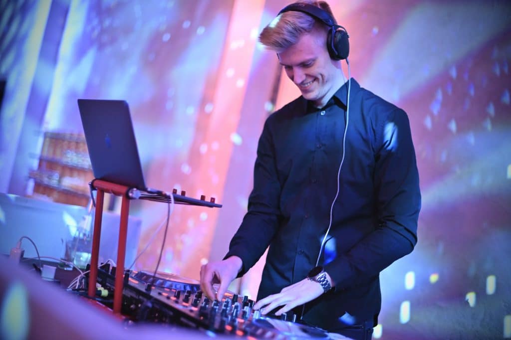 Den perfekten Hochzeits-DJ finden: Tipps und Tricks